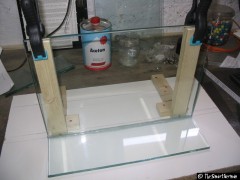 Rückwand auf den Boden geklebt und fixiert