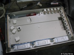 Die Lampenhalter werden in zuvor gesetzte Bohrungen gesteckt