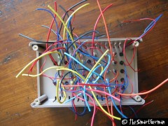 Der Deckel mit allen Kabeln