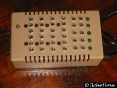 1 Power LED, 8 Ausgänge (rot) und 5 Eingänge (grün)