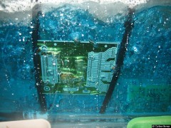 Die Platine in der Ätzküvette