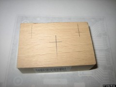 Die Bohrungen angezeichnet