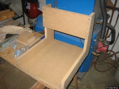 Seitenteile zugesägt mit Querträger