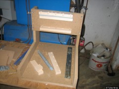 Befestigung der Regalschienen mit den Kanthölzern