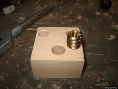 Der Holzblock und die Einschraubmutter