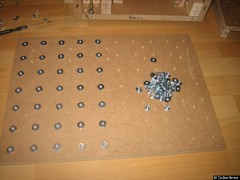 Die Grundplatte mit Einschlagmuttern