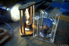 Der Solarmotor vor einer Lampe