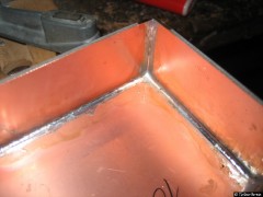 Mit dem Gaslöter die Lötnähte geglättet