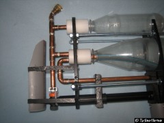 Die Aufnahme der Flaschen auf die Rohrleitungen