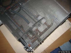 Das Gitter wird auf die Flaschenhalter geschraubt