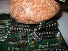 Ein Stein zertrümmert den Cache