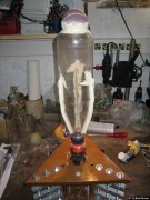 Rakete mit aufgeklebten Tennisball