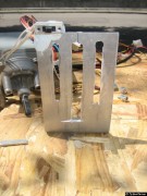 Die Langlöcher zur Befestigung des Scheibenwischermotors