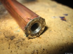 Die Mutter im Rohr verlötet