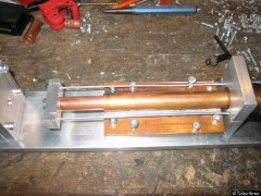 Der Stößel und die Führung fertig montiert