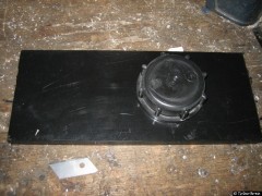 Der Deckel auf der Kunststoffplatte