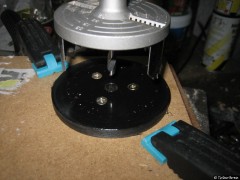 ... um sie mit der Grundplatte zu verschrauben