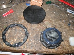 Die Teile mit Kleber bestrichen